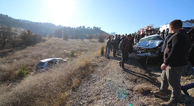 Burdur’da 3 otomobilin çarpıştığı kazada 1 kişi öldü, 5 kişi yaralandı