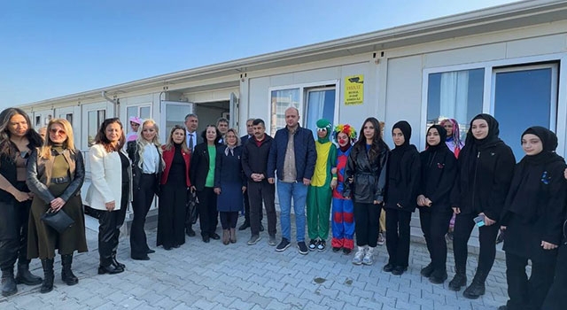 Hatay’da öğrencilerin diktiği kıyafetler ve kuklalar depremzede çocuklara dağıtıldı