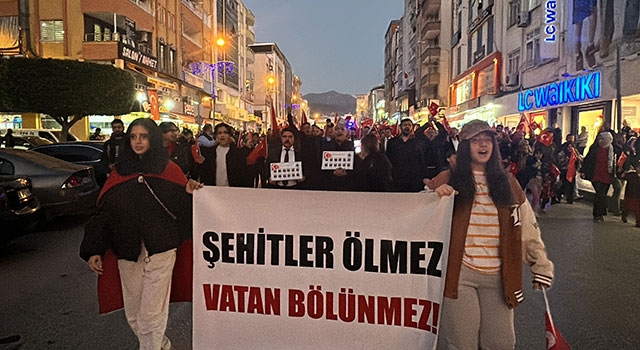 Hatay’da şehit askerler için yürüyüş düzenlendi