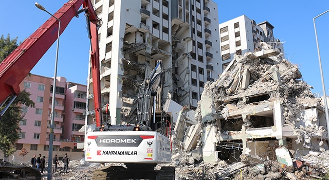 Hatay’da yıkım çalışmaları sırasında 2 bina tedbiren boşaltıldı