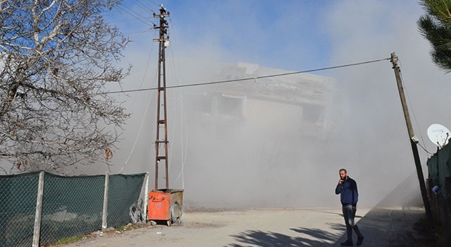 Kahramanmaraş’ta ağır hasarlı binaların kontrollü yıkımı sürüyor