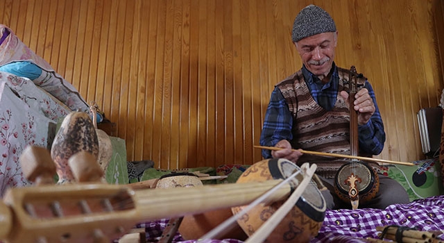 Yörük ezgileri eşliğinde, 7 yıldır tekerlekli sandalyeye bağımlı eşine bakıyor