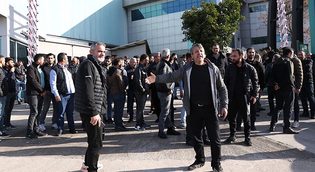 Adana’da 2 aydır maaş alamadıklarını belirten işçilerden eylem