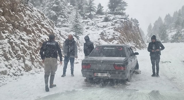 Adana’da kar nedeniyle yolda mahsur kalan 6 araçtaki 14 kişi kurtarıldı