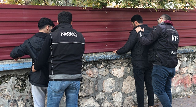 Adana’da narkotik ekipleri okulların çevresinde denetim yaptı