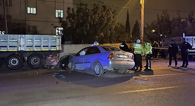 Adana’da park halindeki tıra çarpan otomobildeki 2 kişi öldü