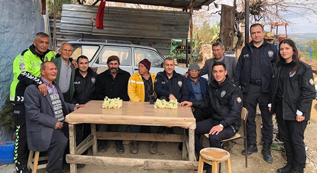 Adana’da polis, engelli kardeşleri ziyaret etti