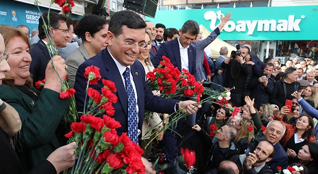 AK Parti’nin Antalya Büyükşehir Belediye Başkan adayı Tütüncü, çiçeklerle karşılandı