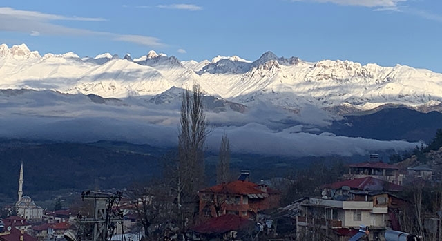 Aladağ’da yüksek kesimlere kar yağdı