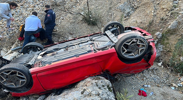 Alanya’da şarampole devrilen otomobilde sürücü yaralandı