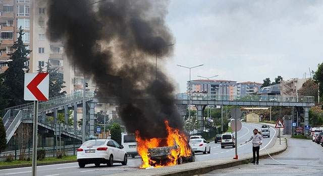 Alanya’da seyir halindeyken alev alan otomobil yandı