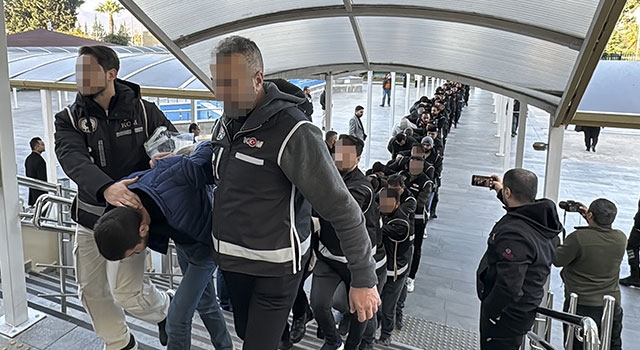 Antalya’da merkezli suç örgütüne yönelik operasyonda yakalanan 29 zanlı adliyede