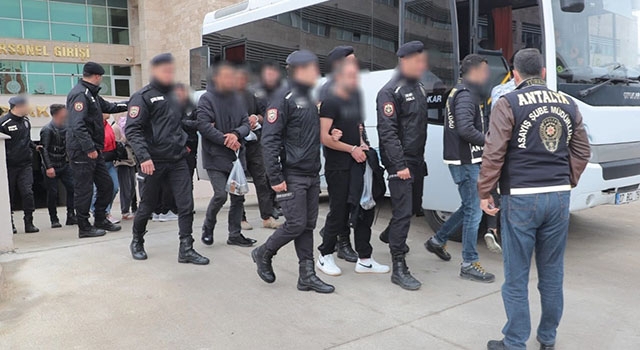 Antalya’da polis ekipleri denetimlerini sürdürüyor