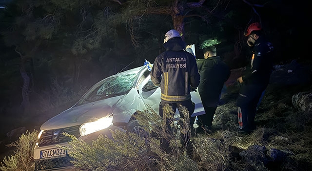 Antalya’da uçuruma yuvarlanan araçtaki 3 kişi yaralandı