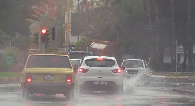 Antalya’da yağış ve fırtına etkili oldu