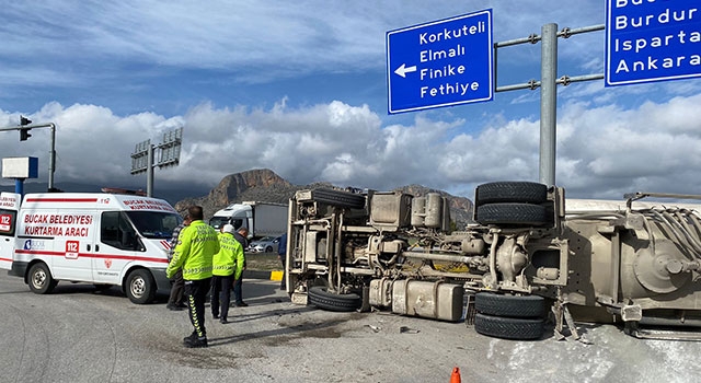 Burdur’da devrilen beton mikserinin sürücüsü yaralandı