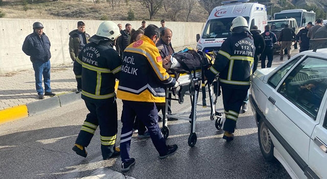 Burdur’da otomobille kamyonetin çarpıştığı kazada 4 kişi yaralandı
