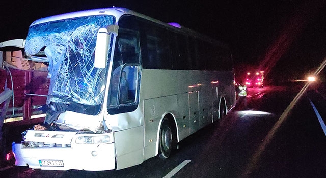 Burdur’da tırla otobüsün çarpıştığı kazada 2 kişi yaralandı