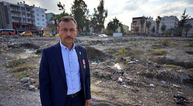 Depremde eşini ve 4 çocuğunu kaybeden afetzede, fotoğraflarda teselli arıyor