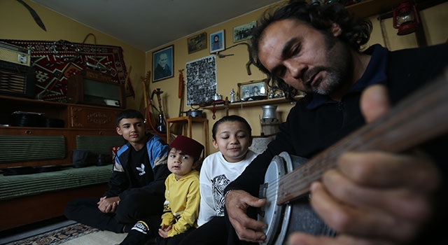 Depremde hasar gören antika eşyaları için evinin çatısına kulübe yaptırdı