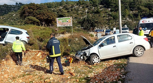 Finike’de iki otomobil çarpıştı, 3 kişi yaralandı