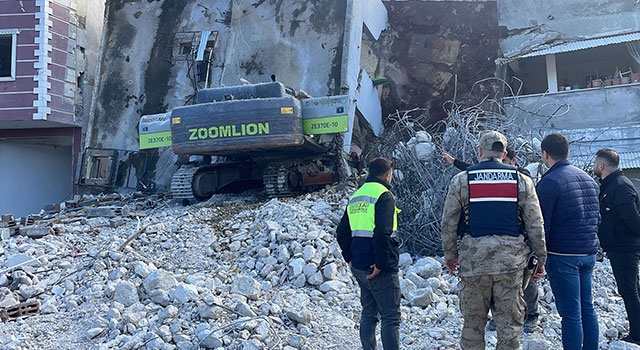 Hatay’da ağır hasarlı bina yıkım sırasında iş makinesinin üzerine çöktü