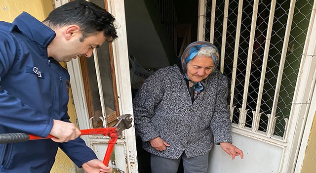 Hatay’da evinde kilitli kalan yaşlı kadına itfaiye yardım etti