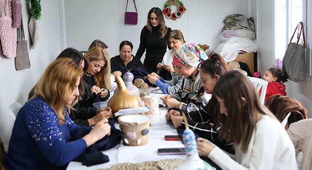 Hatay’da gönüllü kadınlar, Filistinliler için battaniye ve kışlık giysi üretiyor