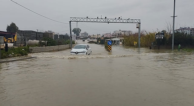 Hatay’da sağanak hayatı olumsuz etkiledi