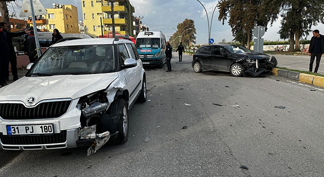 Hatay’da trafik kazasında iki otomobilde hasar oluştu