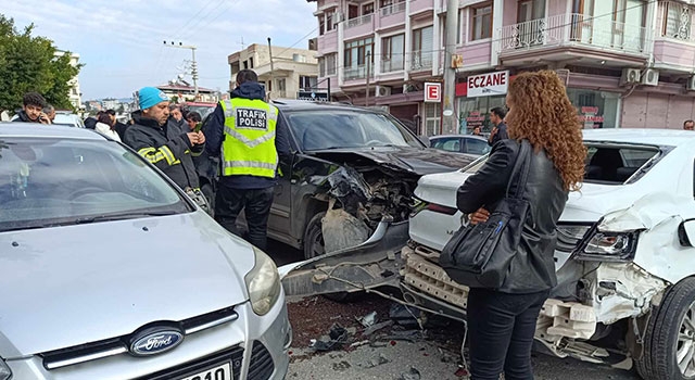 Hatay’da zincirleme kazaya karışan 4 araçta hasar oluştu