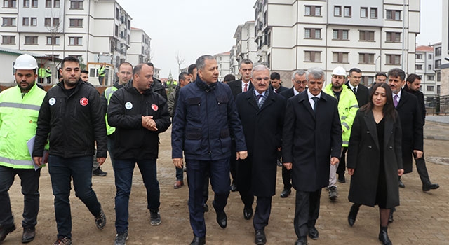 İçişleri Bakanı Yerlikaya, Kahramanmaraş'ta deprem konutlarını inceledi