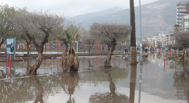 İskenderun’da sağanak ve lodos yaşamı olumsuz etkiledi