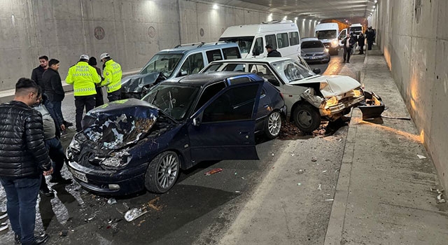 Kahramanmaraş’ta 13 aracın karıştığı zincirleme trafik kazasında 1 kişi yaralandı