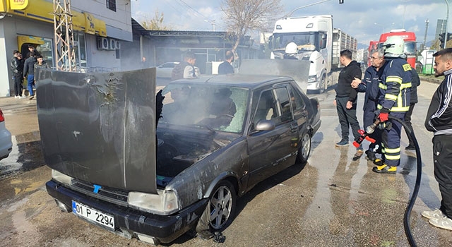 Kozan’da seyir halindeki otomobil yandı