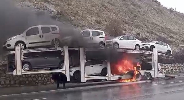 Mersin’de araç yüklü tırda yangın çıktı