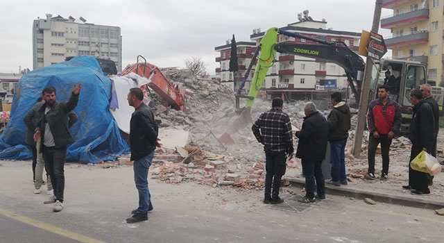 Mersin’de kontrollü yıkım yapılan 5 katlı bina çöktü