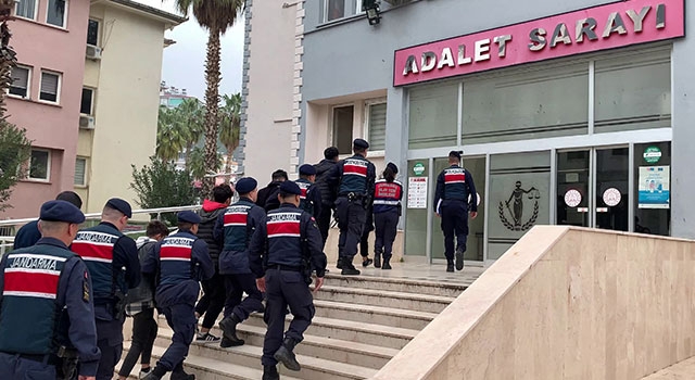 Mersin’de park halindeki iki motosikleti çalan 4 zanlı tutuklandı