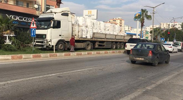 Mersin’de yaya geçidindeki öğrenci kontrolden çıkan tırdan son anda kurtuldu