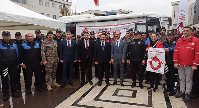 Osmaniye’de polis ekipleri, Türk Kızılaya kan bağışladı