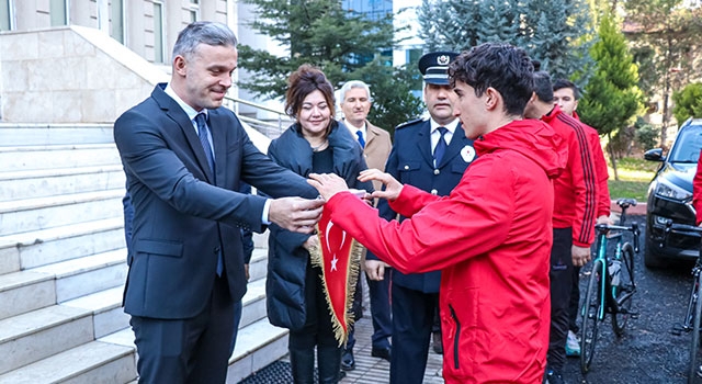 Pozantı’da bisiklet sporcuları, kurtuluş törenine Türk bayrağı taşıyacak