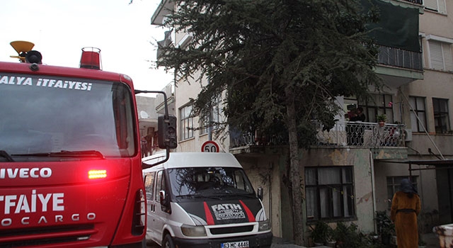 Serik’te evin balkonunda çıkan yangın söndürüldü