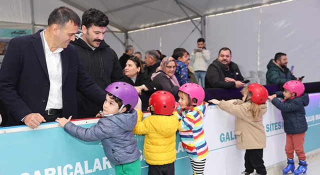 Silifke Belediye Başkanı Altunok, buz pateni pistinde çocuklarla buluştu