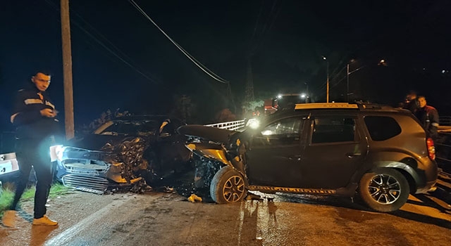 Adana’da 2 otomobilin çarpıştığı kazada 2 kişi yaralandı