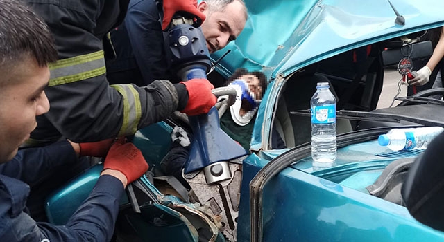 Adana’da aydınlatma direğine çarpan otomobildeki 2 kişi yaralandı