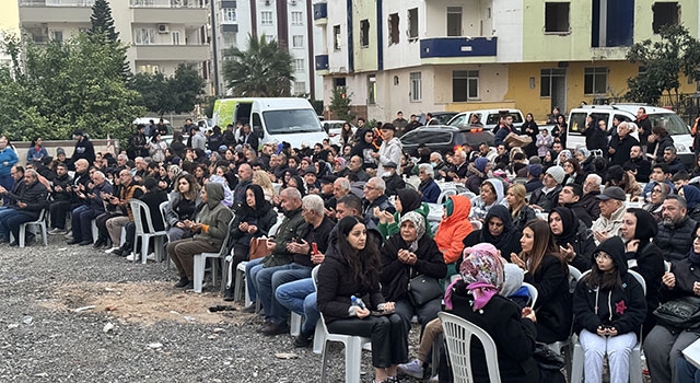 Adana’da, depremlerde hayatını kaybedenler anıldı