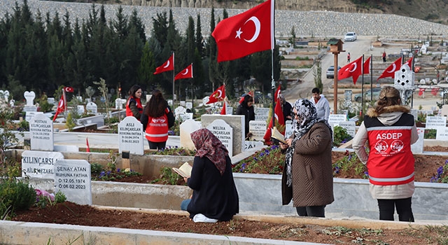 Adana’da depremlerde yaşamını yitirenlerin yakınlarından mezarlık ziyareti