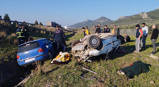 Adana’da iki otomobilin çarpıştığı kazada 2 kişi öldü, 4 kişi yaralandı