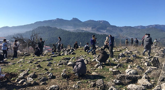 Adana’da öğrenciler fidan dikti