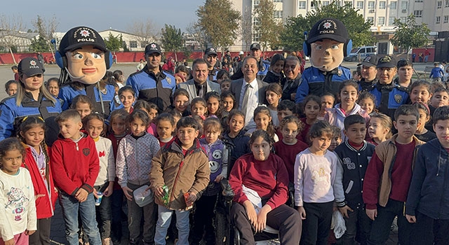 Adana’da polis ekipleri okulların çevresinde denetim yaptı